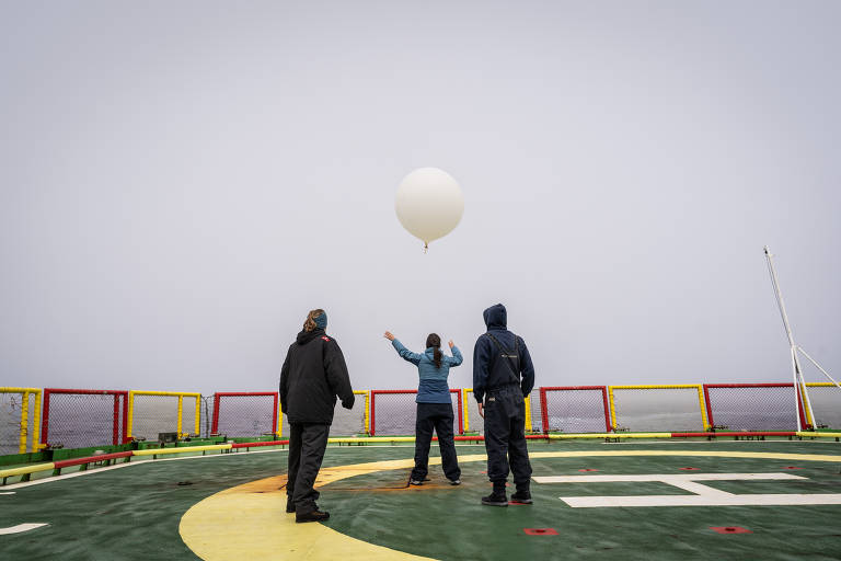 Pesquisadores soltam balão meteorológico de dentro do navio que pretende fazer maior circum-navegação na Antártida