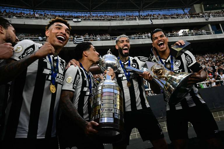 Jogadores do Botafogo levantam o troféu após vencerem o Campeonato Brasileiro 2024.