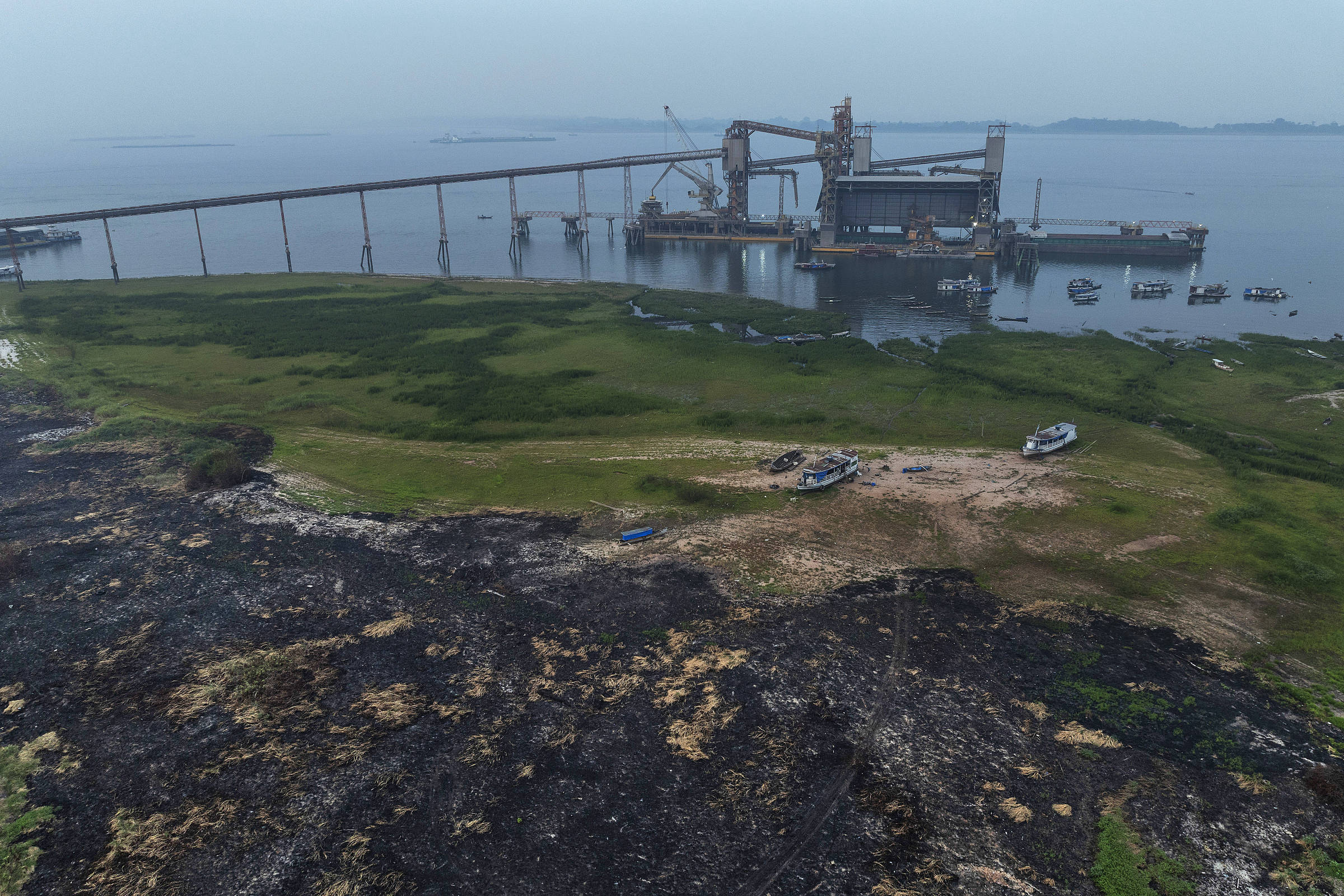 Barcos encalhados vistos de cima, na orla de Santarém