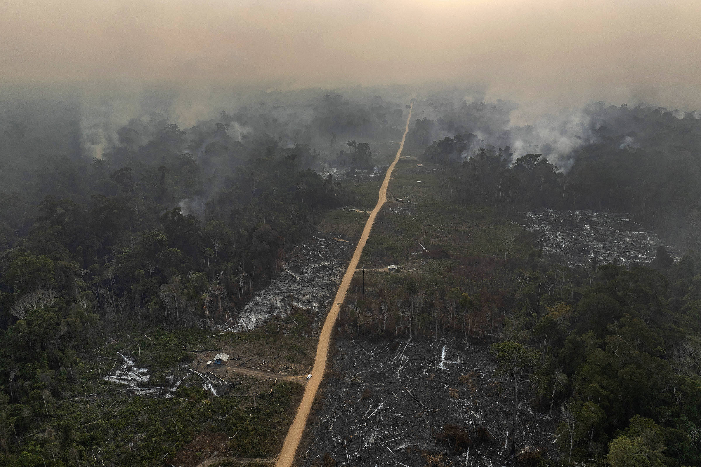 Fumaça e estrada vistos de cima