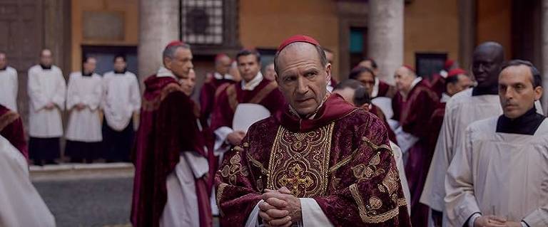 Cena de 'Conclave', indicado a melhor filme de drama, com Ralph Fiennes