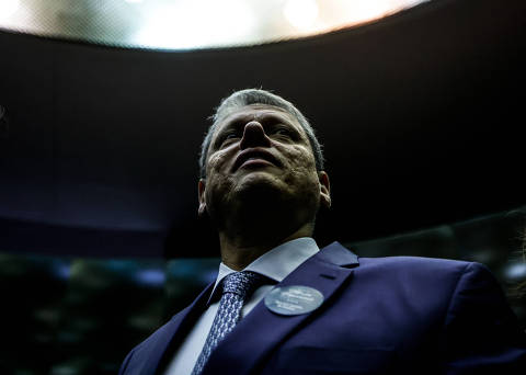 Tarcísio exalta Bolsonaro no STF, nega trama golpista e é poupado por Moraes e Gonet