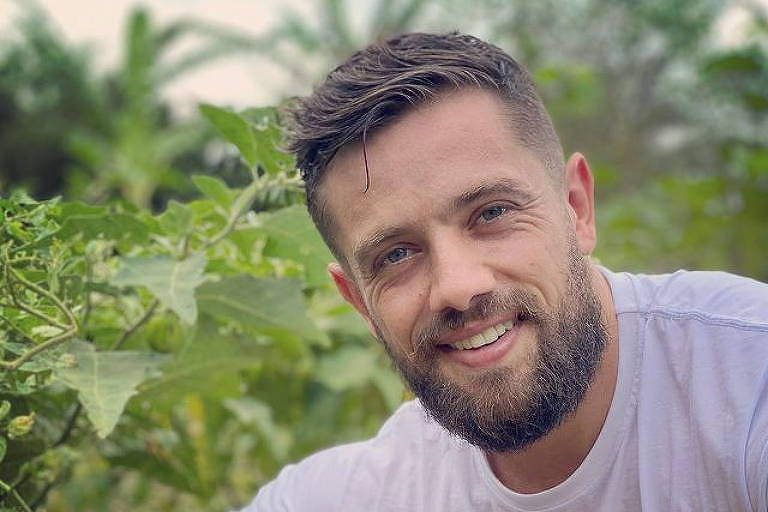 Homem com barba e fundo de mata