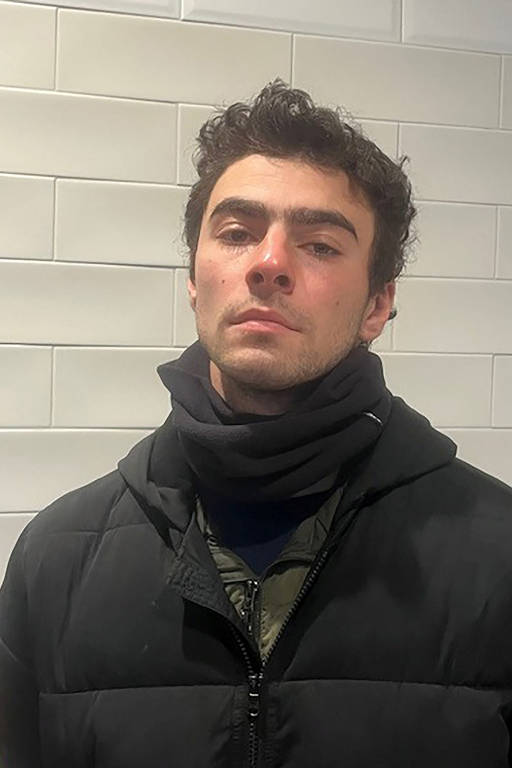 Luigi Mangione, 26, suspeito do assassinato do executivo da UnitedHealth Brian Thompson em Nova York, posa logo após ser descoberto pela polícia em um restaurante McDonald's em Altoona, Pensilvânia, EUA