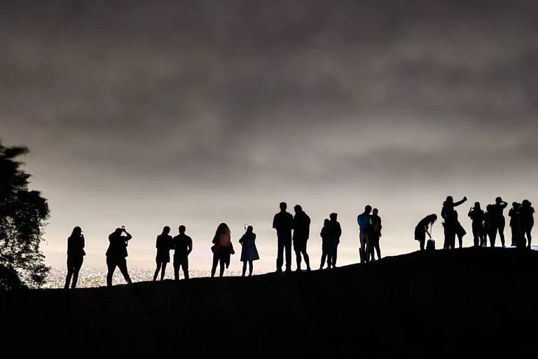 Do mirante do alto da Pedra Grande, os visitantes podem ver as luzes da cidade 