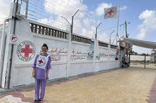 A brasileira Lydiane Bruno, 30, durante as operações da Cruz Vermelha em Rafah, na Faixa de Gaza.