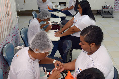 Curso de manicure e pedicure, parte do programa Aprendi no Flexal