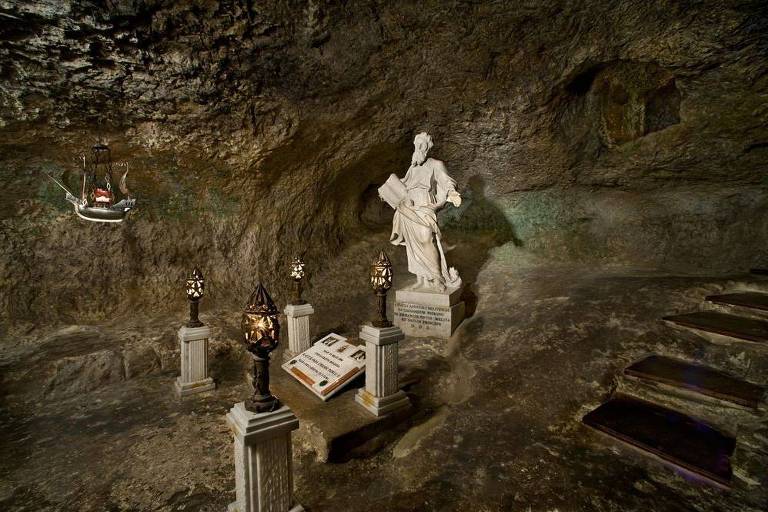 Estátua do apóstolo Paulo na gruta onde ele teria se abrigado após naufragar perto de Malta na sua viagem de Creta à Roma
