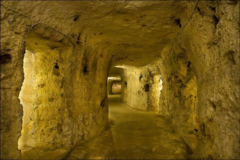 Corredores dos abrigos subterrâneos que abrigava a população de Malta durante os bombardeios da Segunda Guerra Mundial