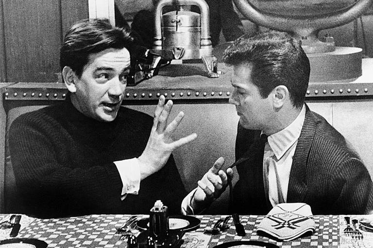 Alexander Mackendrick (à esq.) dirige Tony Curtis em "A Embriaguez do Sucesso" (1957)