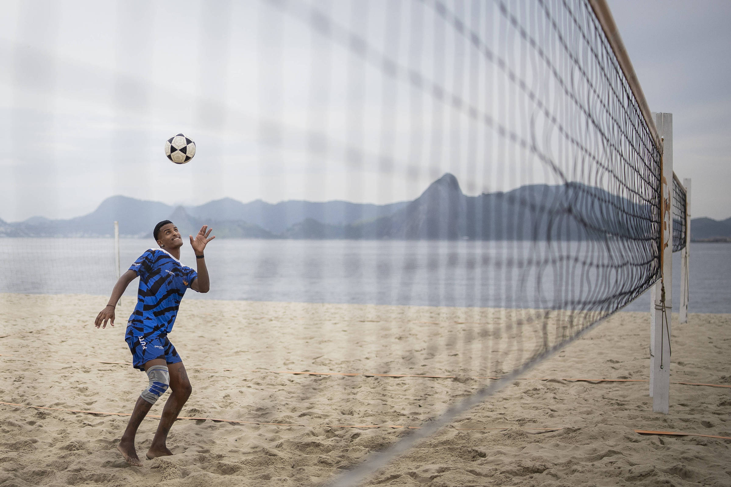 Rios poluídos expõem 'ilha de limpeza' em praia da baía de Guanabara