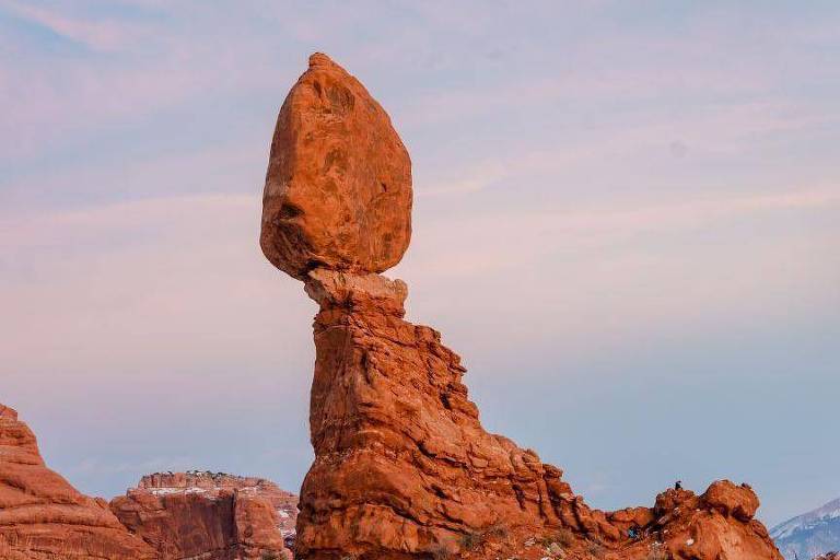 Rocha em equilíbrio precário no Parque Nacional dos Arcos， em Utah
