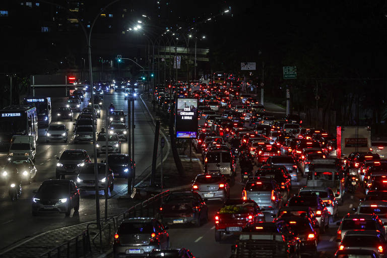 Movimentação de trânsito na avenida Radial Leste, em São Paulo; entre 1º e 10 de dezembro, três dias tiveram mais de 1.000 km de lentidão