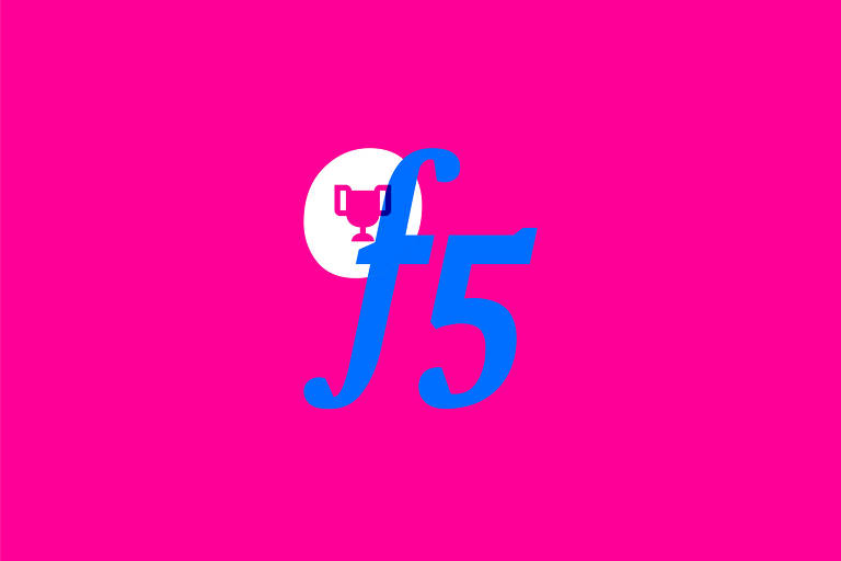 A imagem apresenta um fundo rosa vibrante com o logotipo da F5 em destaque. O logotipo é composto pela letra 'f' estilizada em azul, seguida do número '5' também em azul. No canto superior esquerdo, há um ícone de um troféu dentro de um círculo branco.