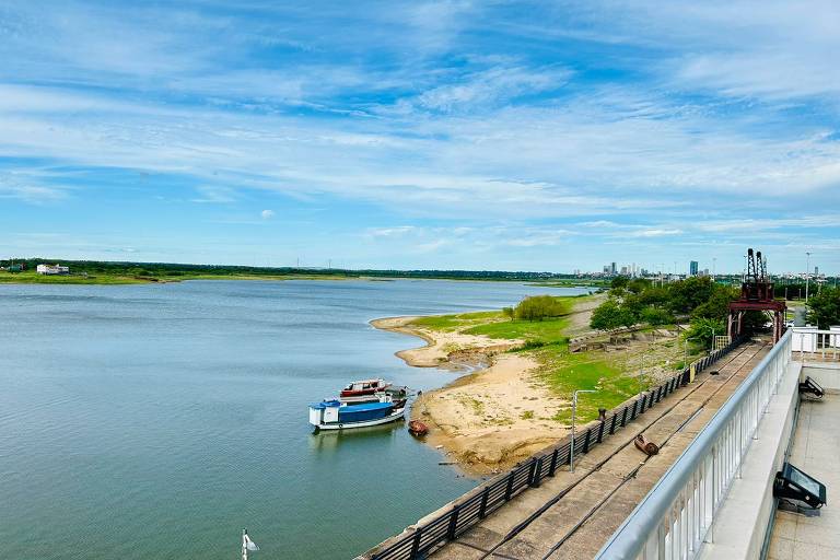 A baía de Assunção, capital do Paraguai, com a avenida que a contorna, no centro da cidade