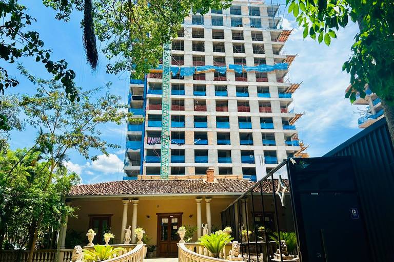 Rua do bairro de Villa Morra, região de classe alta de Assunção, capital do Paraguai, nas imediações do bairro da Recoleta