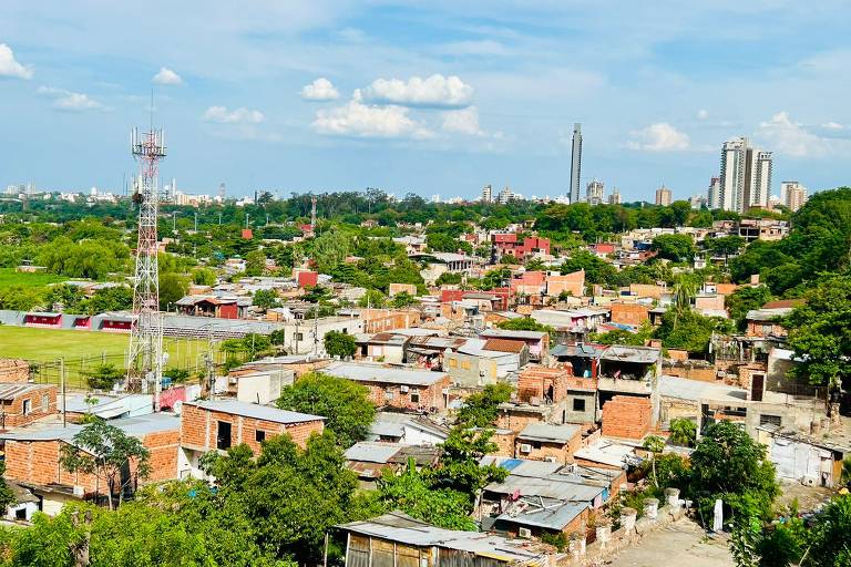 Vista da comunidade de Chacarita, a partir do terraço do Cabildo de Assunção, capital do Paraguai