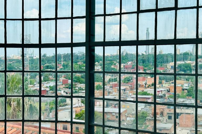 Vista da comunidade de Chacarita, a partir do Cabildo de Assunção, capital do Paraguai