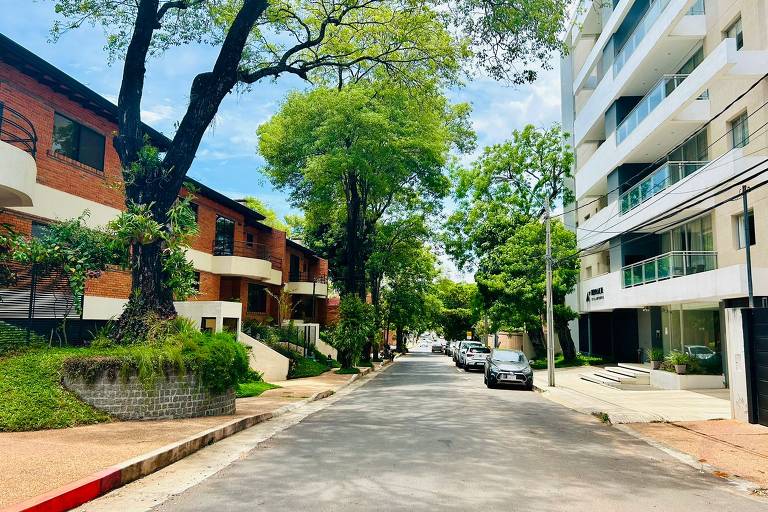 Rua do bairro de Villa Morra, região de classe alta de Assunção, capital do Paraguai, nas imediações do bairro da Recoleta