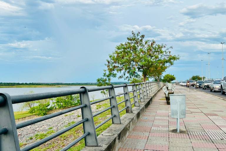Vista do calçadão junto ao rio nas imediações do porto de Assunção, capital do Paraguai