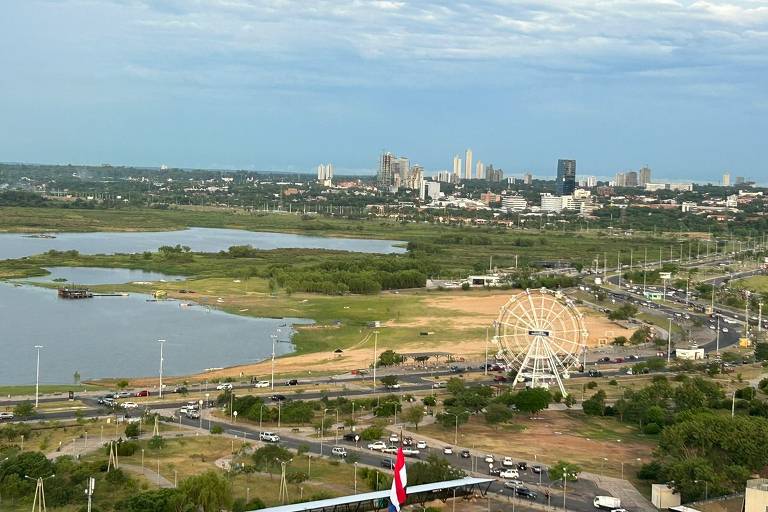 Vista da margem do rio nas imediações do porto de Assunção, capital do Paraguai