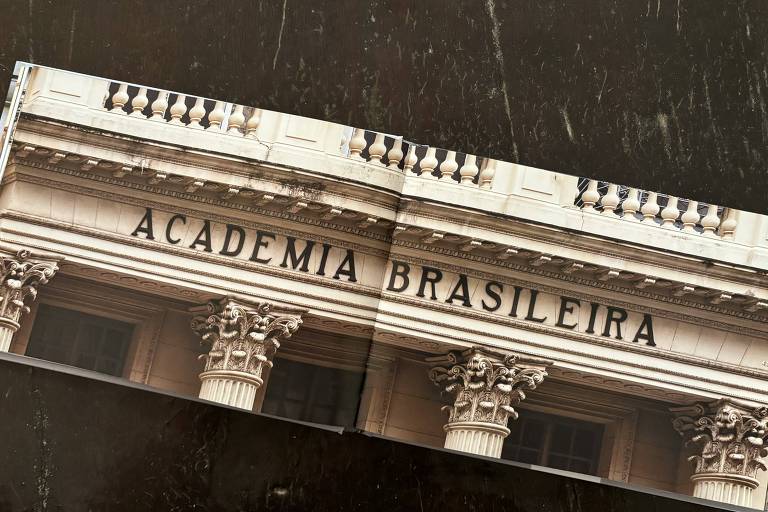 A imagem mostra a fachada da Academia Brasileira, com o nome 'ACADEMIA BRASILEIRA' em letras grandes e em destaque. A estrutura é adornada com colunas decorativas e detalhes arquitetônicos, evidenciando um estilo clássico. O fundo é de uma superfície escura, possivelmente uma mesa ou bancada.