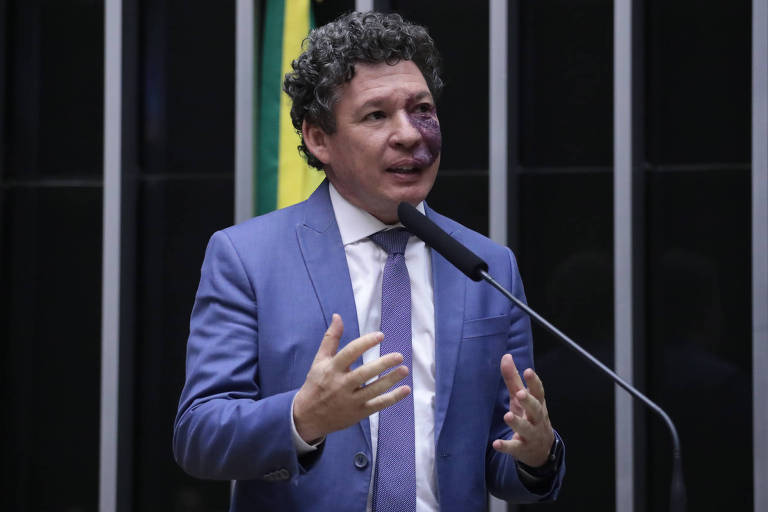 Nota de setembro de 2022 da Secretaria da Mulher da Câmara dos Deputados cita 'atitudes agressivas' contra a então deputada Celina Leão (PP-DF) quando a congressista presidia uma comissão especial; o texto fala em deputados que 'passaram a se exaltar e alteraram o comportamento tratando de forma desrespeitosa a presidente do Colegiado'; a nota cita o deputado Reginaldo Lopes (PT-MG), que teria batido à mesa para impedir o trabalho da presidência