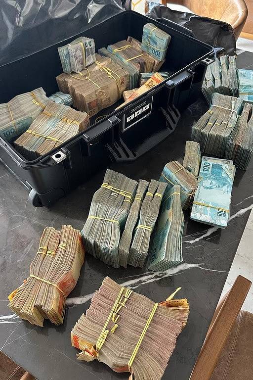 Batizada de Tacitus, a operação busca desarticular organização criminosa voltada à lavagem de dinheiro e corrupção ativa e passiva. A ação que conta com 130 policiais federais e apoio da Corregedoria da Polícia Civil cumpre oito mandados de prisão e 13 de busca e apreensão nas cidades de São Paulo, Bragança, Igaratá e Ubatuba. O grupo teria ligações com o PCC, segundo o Gaeco.