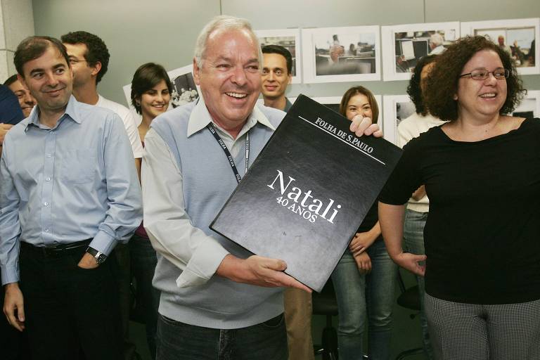 Natali recebe homenagem de colegas da Folha ao se aposentar, em 2008