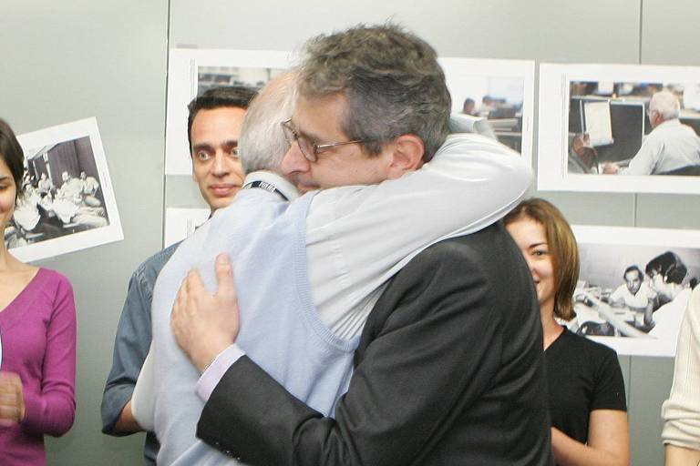 Natali recebe abraço de Otavio Frias Filho, então diretor de Redação da Folha, em homenagem de colegas em 2008, quando se aposentou