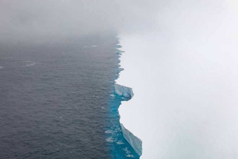 Borda de iceberg vista de cima， ao lado da água do oceano