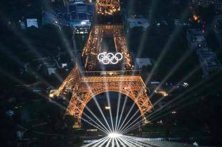 Polémique autour du maintien des anneaux de la tour Eiffel