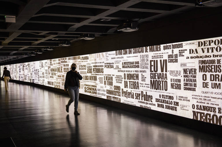 Corredor de 106 metros onde são projetados vídeos com diferentes palavras, no Museu da Língua Portuguesa, em São Paulo
