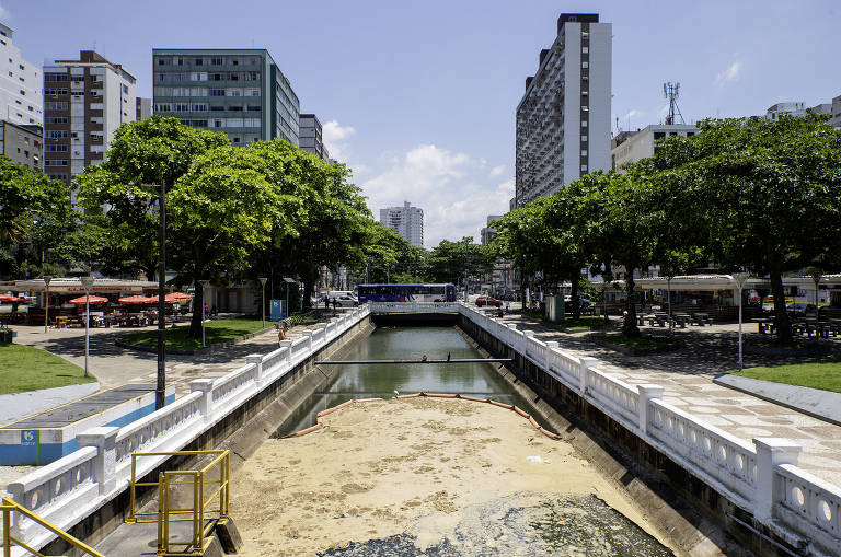 Imagem mostra a saída do Canal 1, na praia José Menino, em Santos