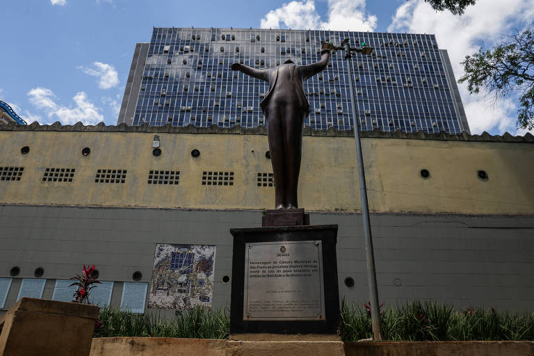 Estátua na praça Vladimir Herzog， no bairro Bela Vista， em São Paulo， em homenagem ao jornalista morto durante a ditadura militar 