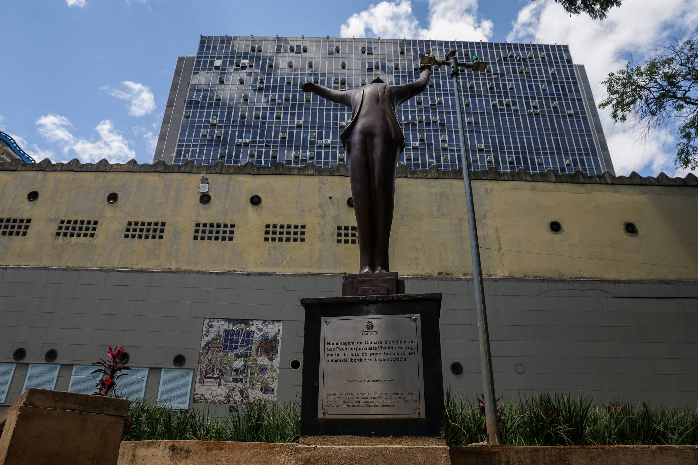 Brasileiro tende à democracia, mas parte relativiza regime em alguns cenários