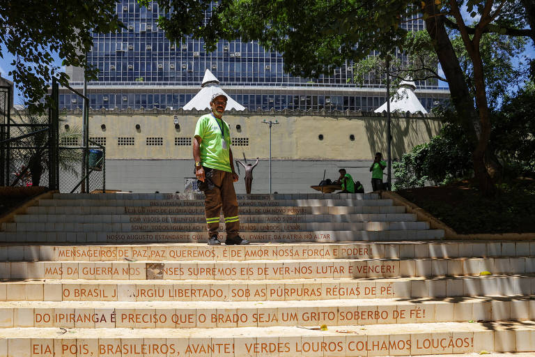 José Roberto Batista dos Santos, 63, acha que tanto faz o regime ser ou não democrático; ele falou sobre o tema na praça Vladimir Herzog, no centro da cidade; o local traz homenagem ao jornalista de mesmo nome que foi assassinado durante a ditadura