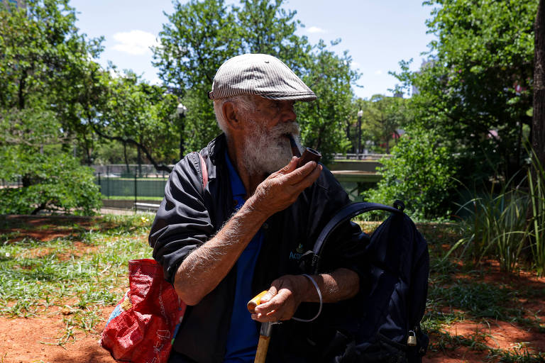 O aposentado Antônio Luiz, de 89 anos, estava na praça da Sé quando falou à reportagem que defende a ditadura em alguns casos, mesmo já tendo 'apanhado muito' durante o regime de 64; segundo ele, uma ditadura é preferível em alguns casos porque 'o país que nós estamos não tem ninguém para governar'; a praça já abrigou movimentos conservadores, como a Marcha da Família com Deus pela Liberdade, e manifestações pelo fim da ditadura