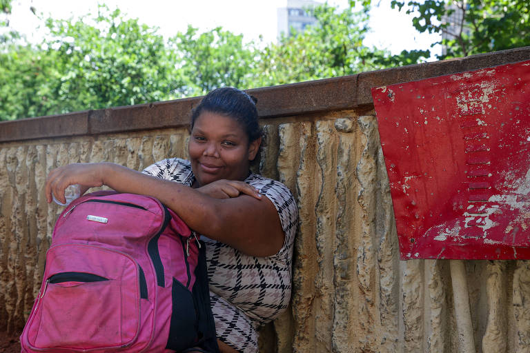 Jennifer Lopes Damião tem 28 anos e trabalha informalmente como vendedora de balas no centro da cidade; para ela, não há justificativa para a ditadura: 'Polícia não, as polícias não fazem nada aqui em São Paulo, só pulam nas pessoas que não precisam pular', afirma; ela falou com a Folha perto da Catedral da Sé, local que já abrigou manifestações pelo fim da ditadura
