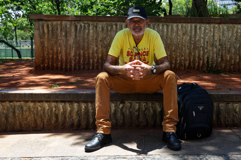 'Nunca! Nunca na vida!', afirma Jair Antônio Martins, 63, na praça da Sé, sobre a possibilidade de haver outra ditadura; ele, que vive atualmente em situação de rua, fala que está insatisfeito com a democracia no Brasil; ainda assim, diz reconhecer que esta é a forma de governo preferível a qualquer outra