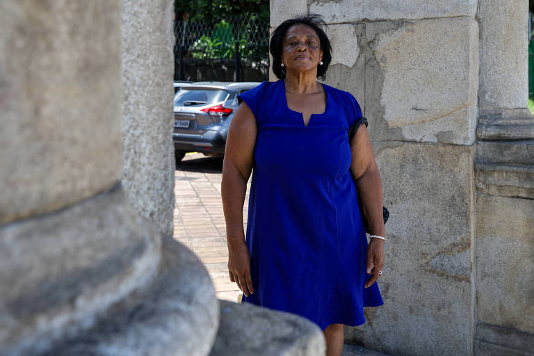A professora aposentada Helenice Antonio, 68, fala que a democracia é sempre preferível; ela associa o regime à liberdade de se expressar; Helenice falou com a reportagem em frente ao arco do antigo presídio Tiradentes, local que recebeu presos políticos durante o regime militar