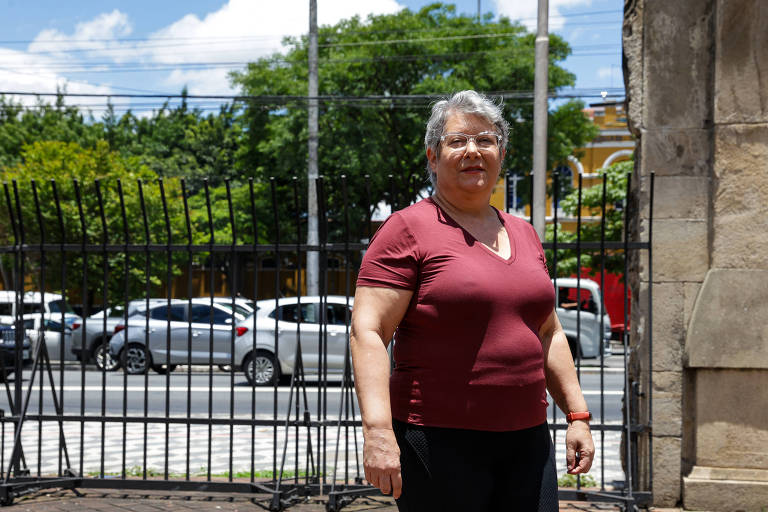 A pedagoga aposentada Silvana Almeida, 61, caminhava com a amiga Helenice em frente ao arco do antigo presídio Tiradentes, local que recebeu presos políticos durante o regime militar, quando foi abordada pela reportagem; ela defende a democracia como meio de garantir os direitos das pessoas; 'Ditadura nunca! Chega, já foi', diz