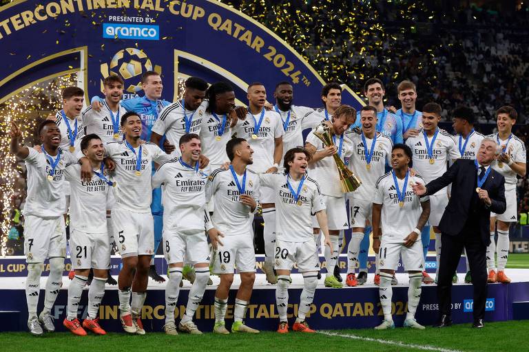 Jogadores do Real Madrid e o técnico Carlo Ancelotti celebram no pódio o título da Copa Intercontinental da Fifa， após vencerem o Pachuca por 3 a 0  na final em Doha