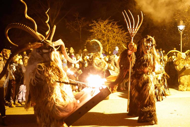 Pessoas fantasiadas como o monstro Krampus na cidade alemã de Kiefersfelden