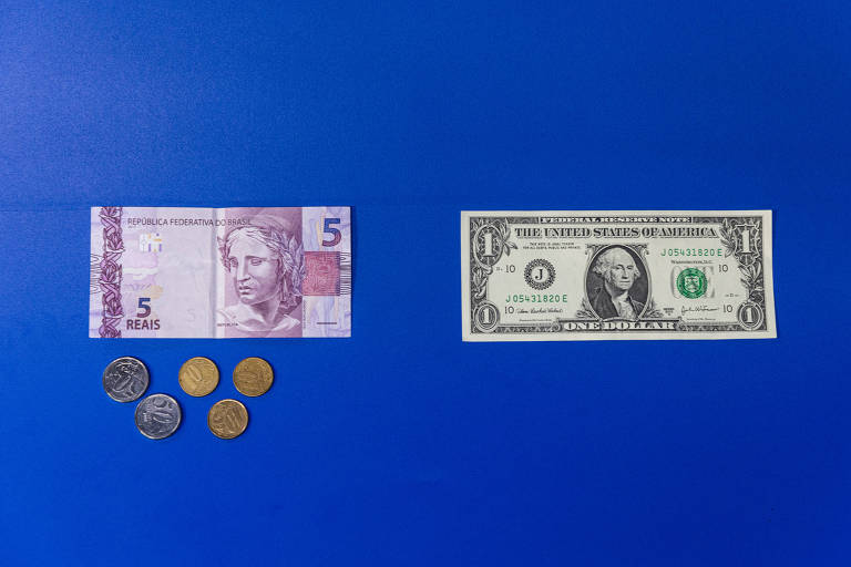 A imagem mostra uma nota de 5 unidades monetárias à esquerda, acompanhada de quatro moedas de diferentes valores. À direita, há uma nota de um dólar americano. O fundo da imagem é azul.