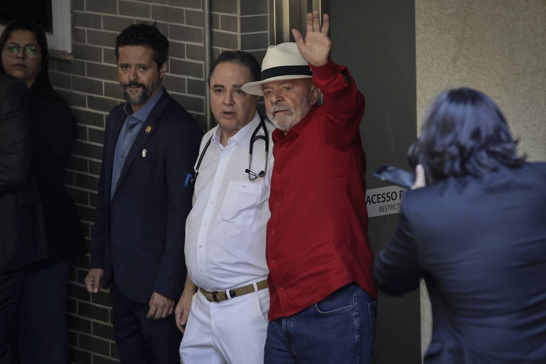 O presidente Lula ao deixar o hospital Sírio-Libanês em São Paulo
