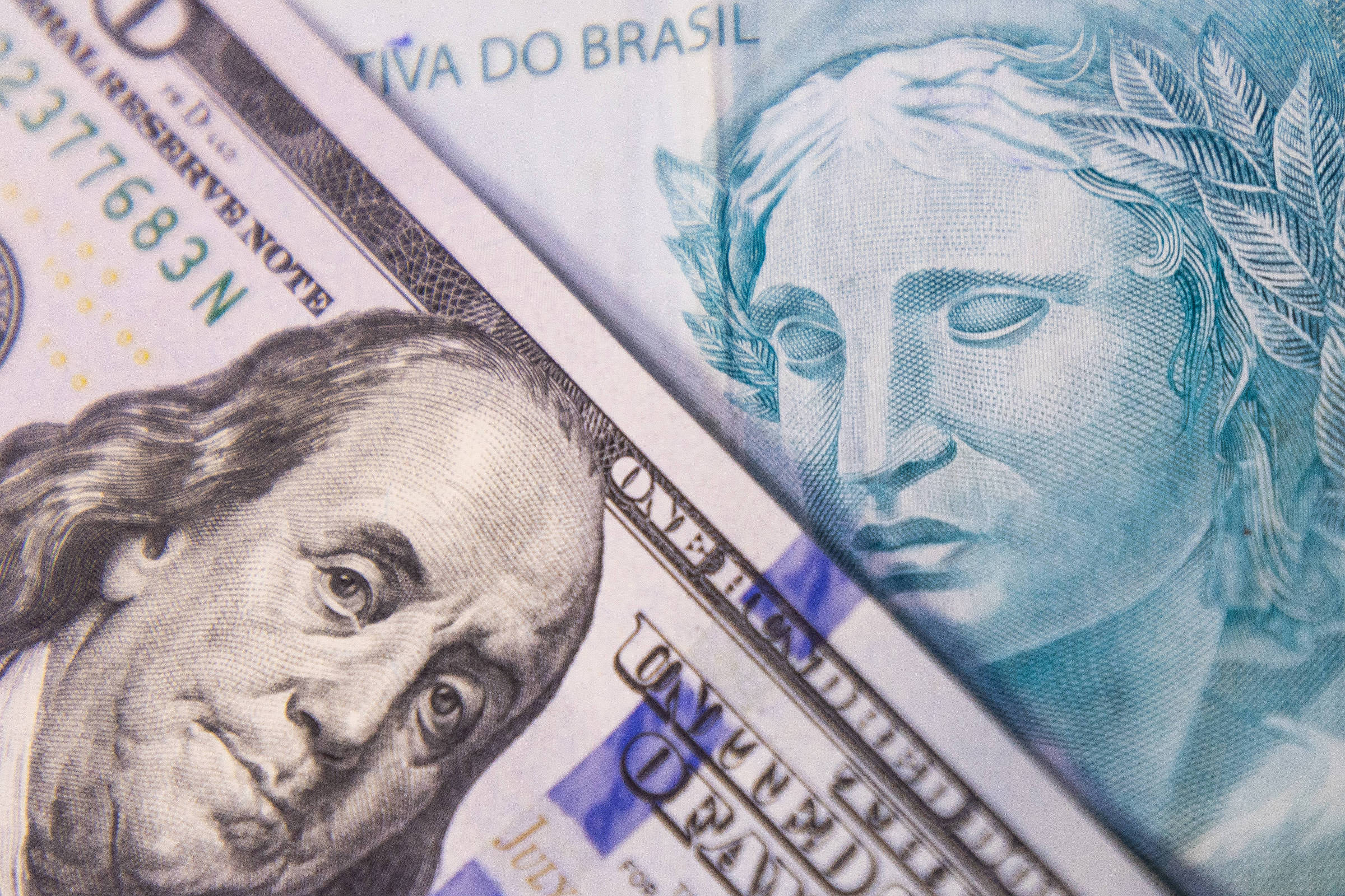 Dólar e Bolsa caem com tensão comercial entre EUA e China e ata do Copom em foco