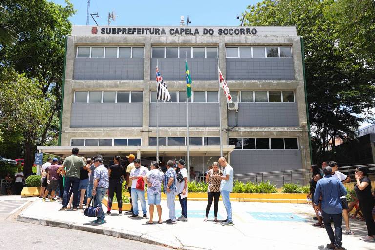 Eleitores aguardam para votar para o Conselho Participativo Municipal na Subprefeitura da Capela do Socorro 