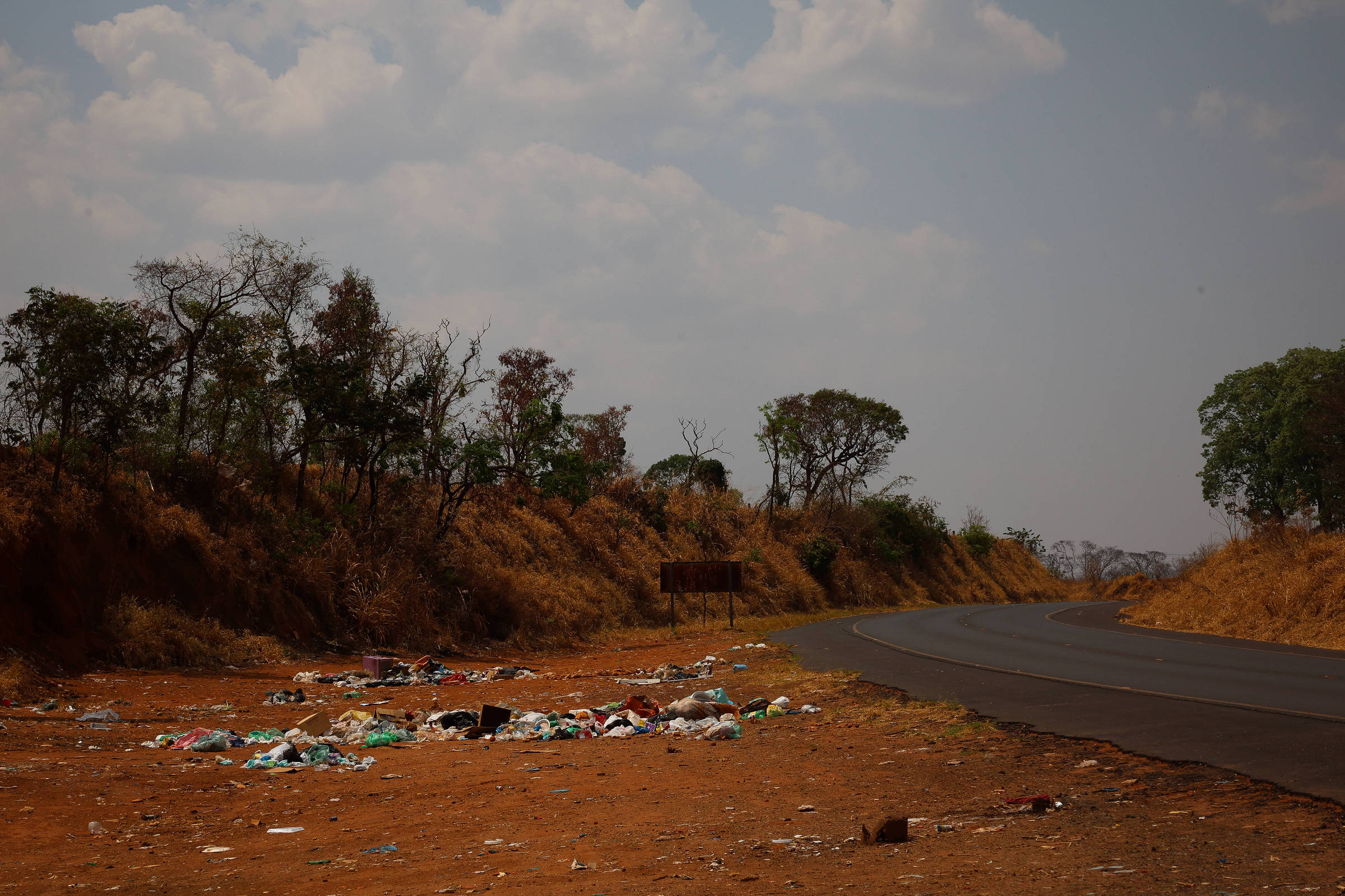 Mais da metade dos lares da área rural ainda queima lixo no Brasil