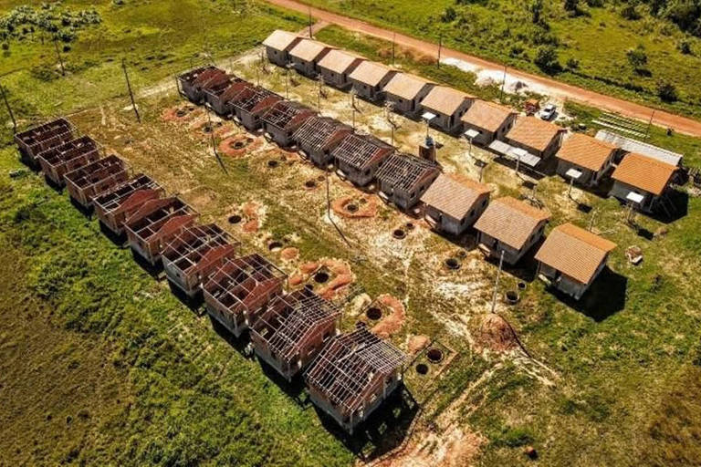 Casas construídas no âmbito do programa militar Calha Norte no município de Pedra Bonita (AP)